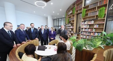 Zorlu'dan Büyükakın'a övgü: “Kendisi sadece hizmet üretmiyor, kavram da üretiyor